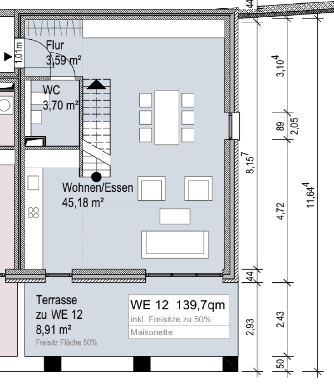 Vorher-Bild für ein digitales Grundriss-Staging: Ein klassischer 2D-Grundriss einer großzügigen Maisonette-Wohnung. Die technische Architekturzeichnung zeigt detailliert die Raumaufteilung eines 45 Quadratmeter großen offenen Wohn- und Essbereichs mit Treppenaufgang, Gäste-WC, Flur und angrenzender Terrasse. Ausgestattet mit exakten Maßangaben und einfachen Möblierungsskizzen dient dieser zweidimensionale Plan als perfekte Ausgangsbasis für eine hochwertige 3D-Visualisierung zur professionellen Immobilienvermarktung.
